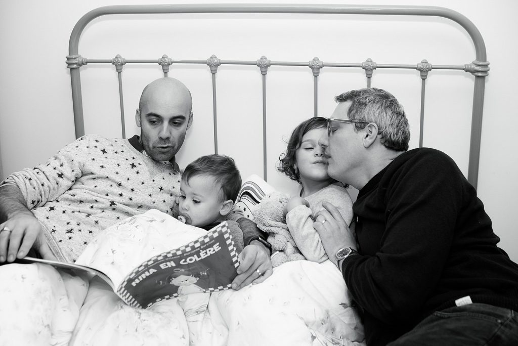 photographe-famille-a-domicile-couple-homme-gay